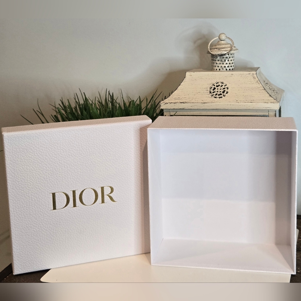 Dior White Textured Box with Gold Lettering - Picture 2 of 4